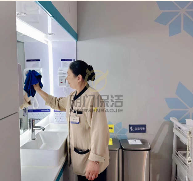 為啥現(xiàn)在保潔都外包？因?yàn)楸嵐緦I(yè)嗎？